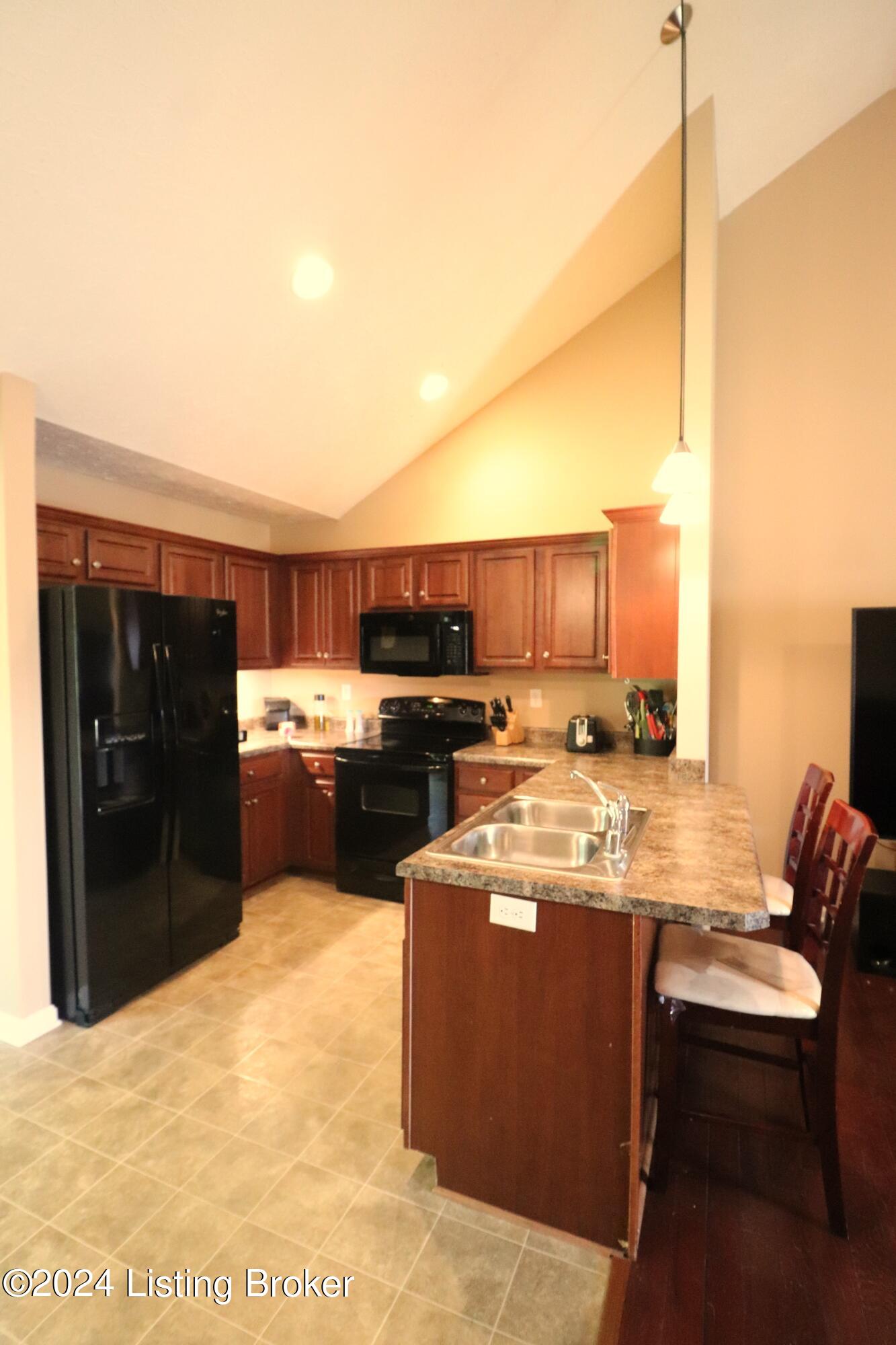 7320 Quindero Run Road Louisville, KY 40228 - Photo 9 of 21 Kitchen