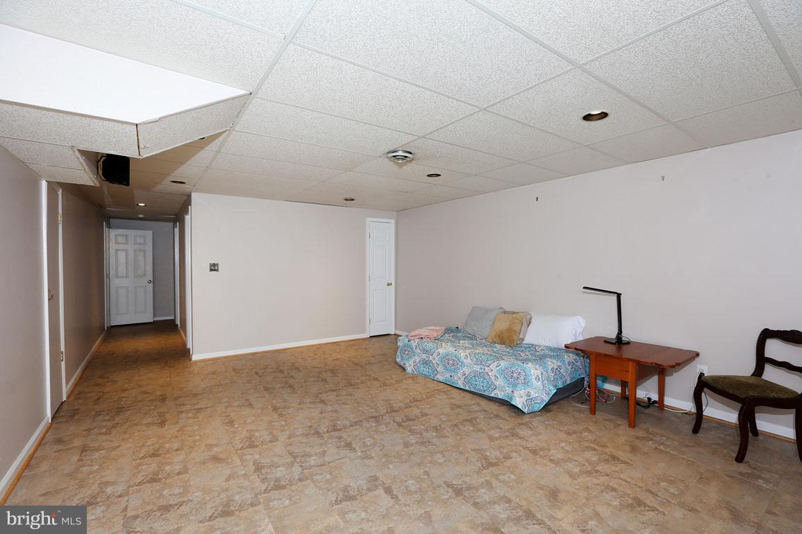 1725 Logmill Lane Gaithersburg, MD 20879 - Photo 25 of 30 a living room with furniture