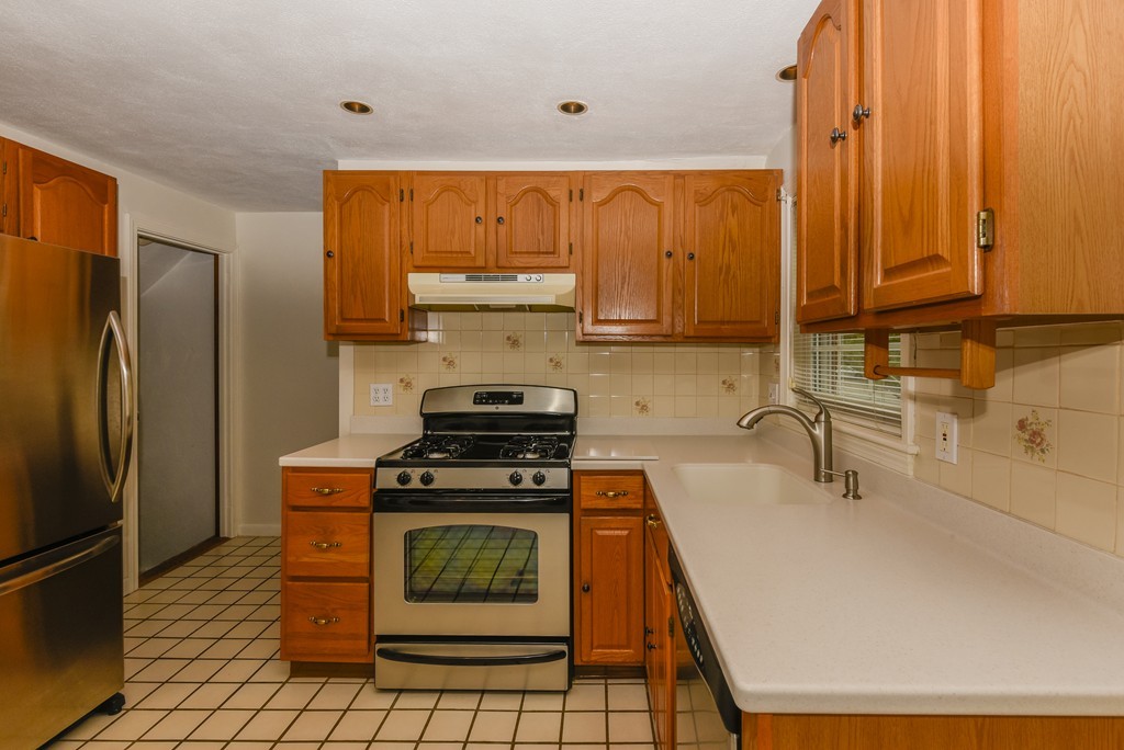 36 Clough Road, Unit 36 Dedham, MA 02026 - Photo 5 of 19 a kitchen with a stove a sink and a refrigerator