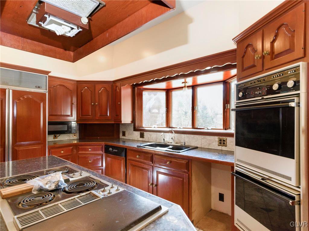 199 Evergreen Hollow Road Effort, PA 18330 - Photo 21 of 50 a kitchen with a stove a sink and a microwave