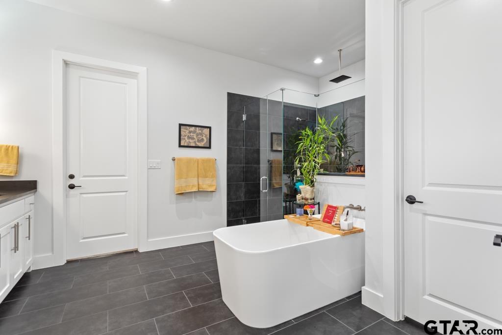 2926 Stewart Way Tyler, TX 75709 - Photo 20 of 33 a bathroom with a tub and sink