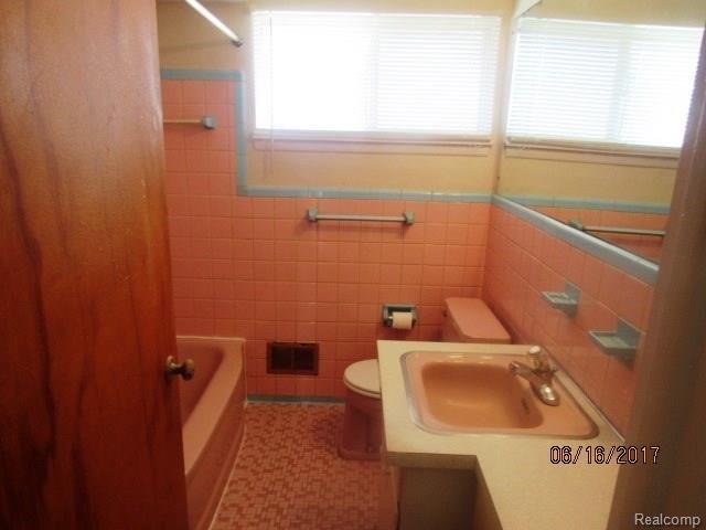 24854 Kelly Road Eastpointe, MI 48021 - Photo 11 of 17 IMG_1974.JPG