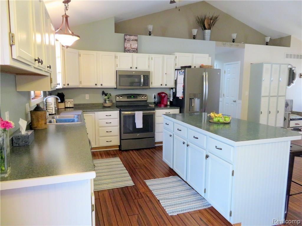 2663 Fisk Road Howell, MI 48843 - Photo 12 of 31 Kitchen.JPG