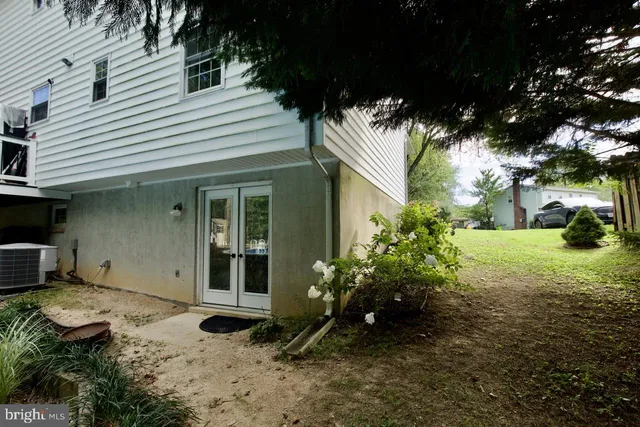 a view of a house with backyard and garden