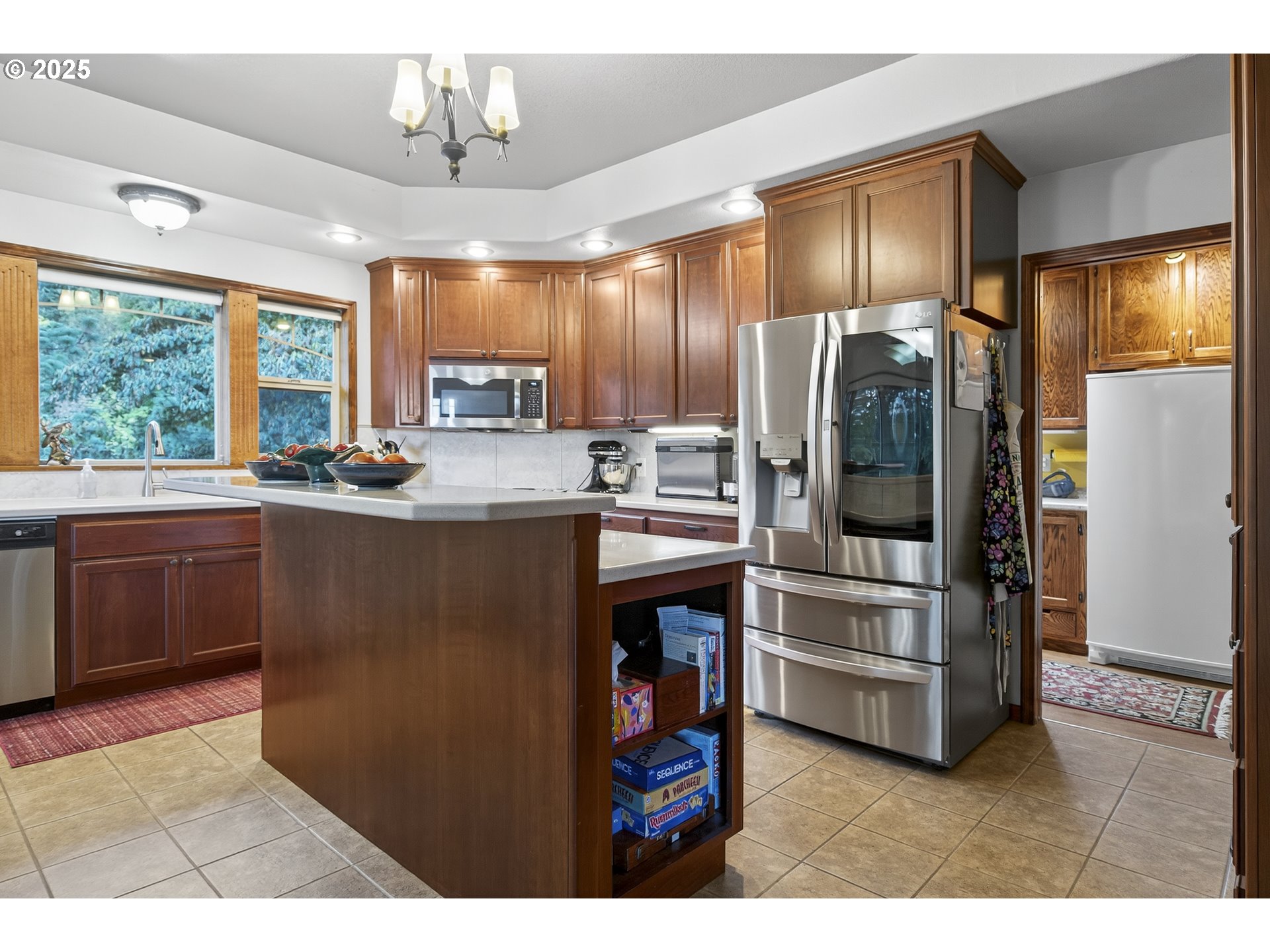 1645 Brozio Road Roseburg, OR 97471 - Photo 11 of 48 a kitchen with stainless steel appliances granite countertop a refrigerator a sink dishwasher with a dining table and chairs