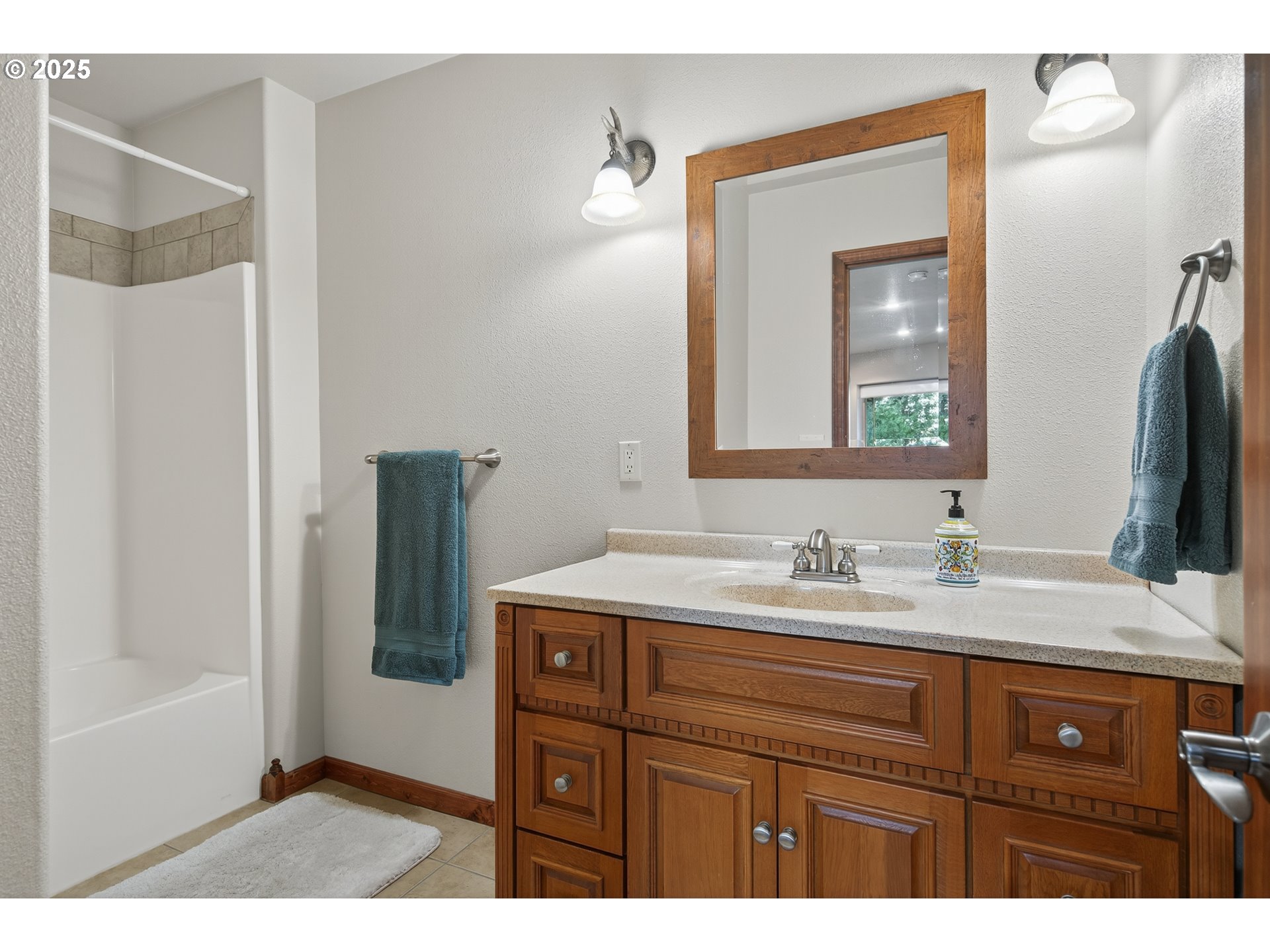 1645 Brozio Road Roseburg, OR 97471 - Photo 24 of 48 a bathroom with a sink and a mirror
