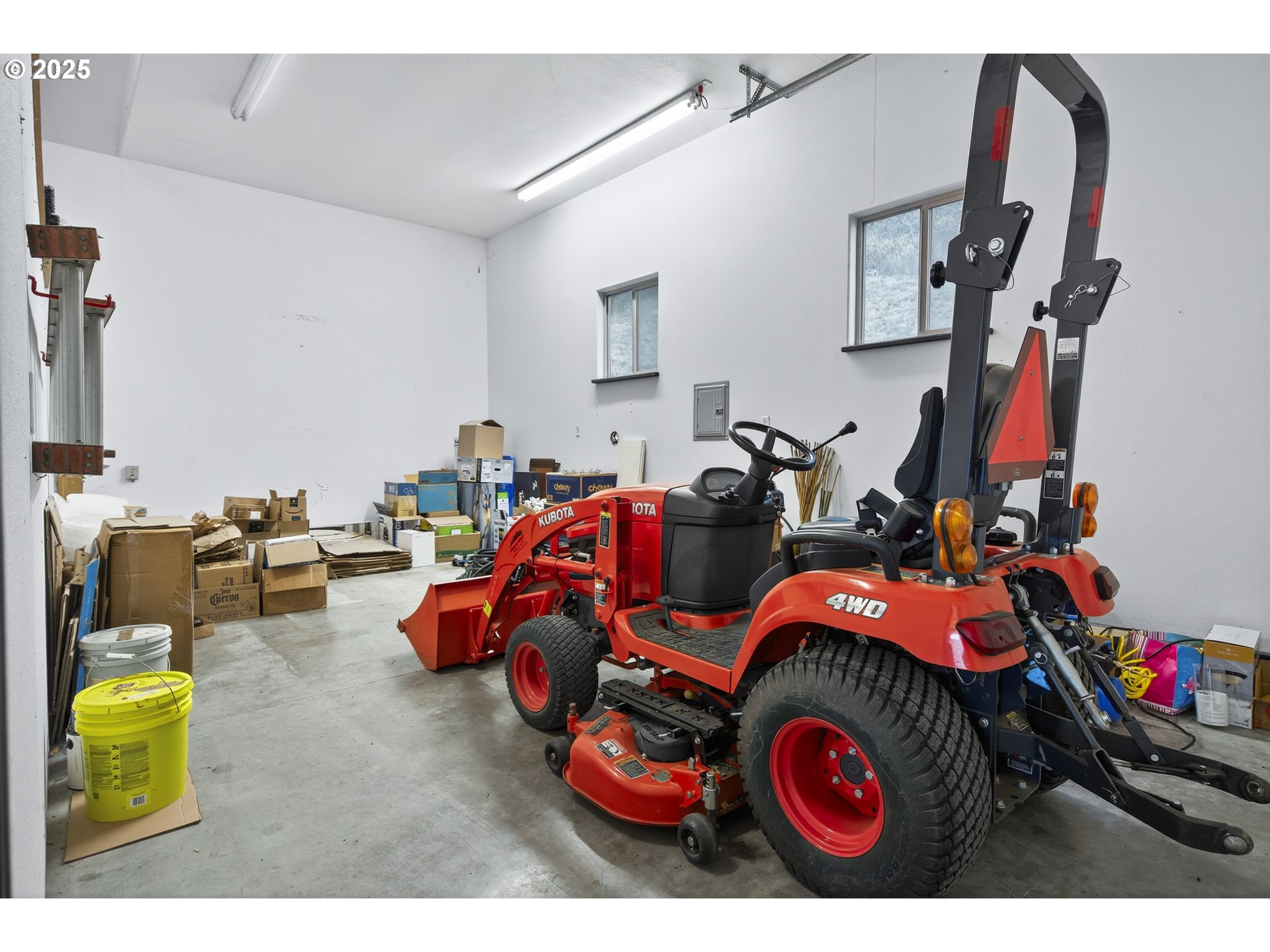 1645 Brozio Road Roseburg, OR 97471 - Photo 30 of 48 a living room with lots of furniture