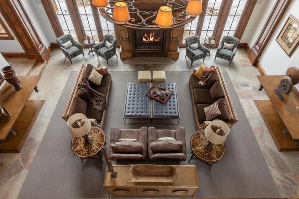 a view of entryway and livingroom with furniture