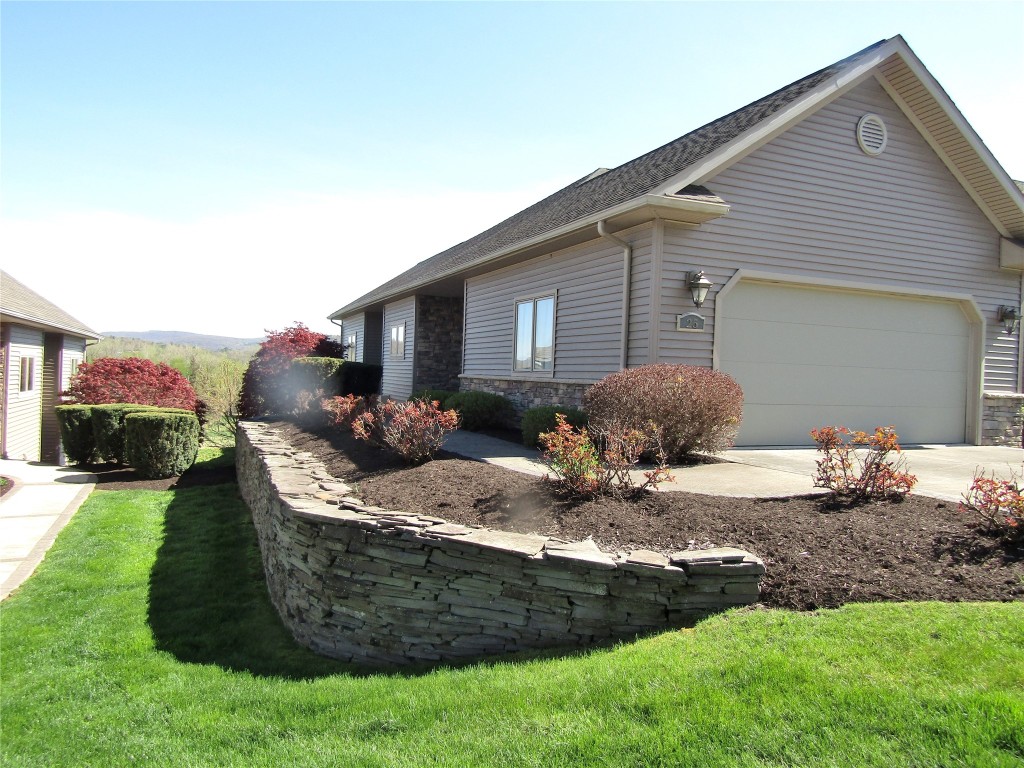 25 Eagle Drive Endicott, NY 13760 - Photo 2 of 39