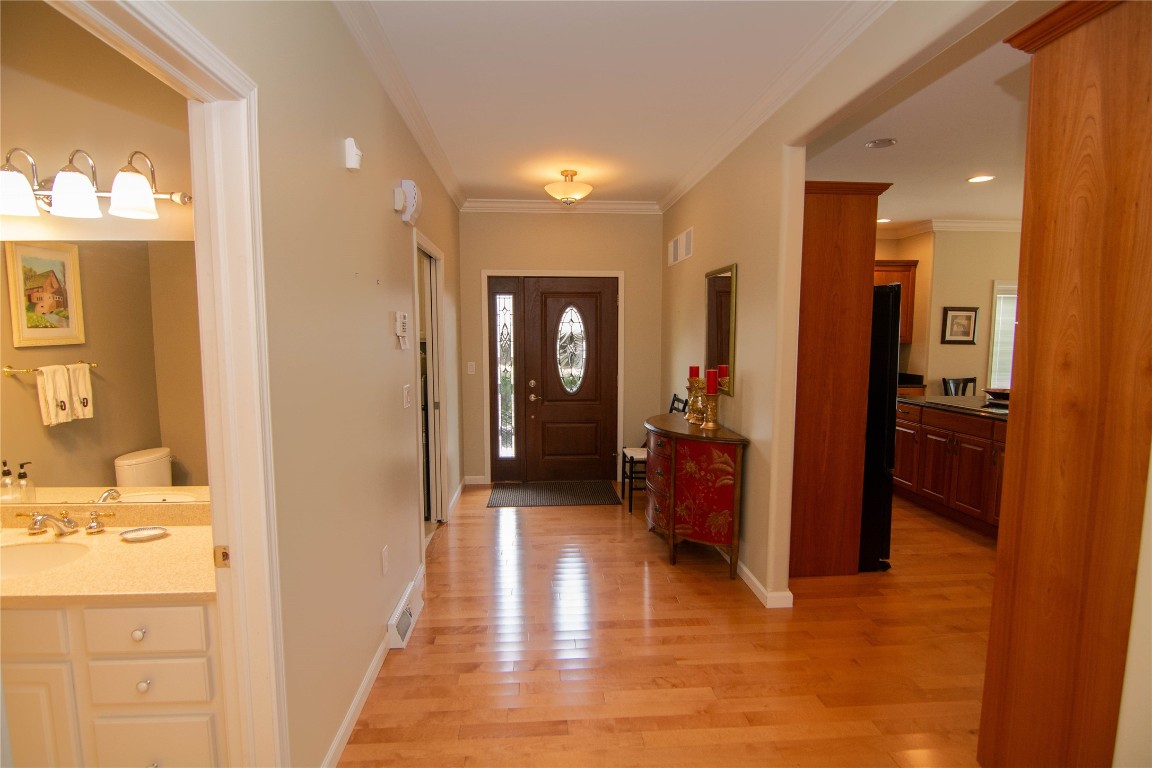 25 Eagle Drive Endicott, NY 13760 - Photo 3 of 39