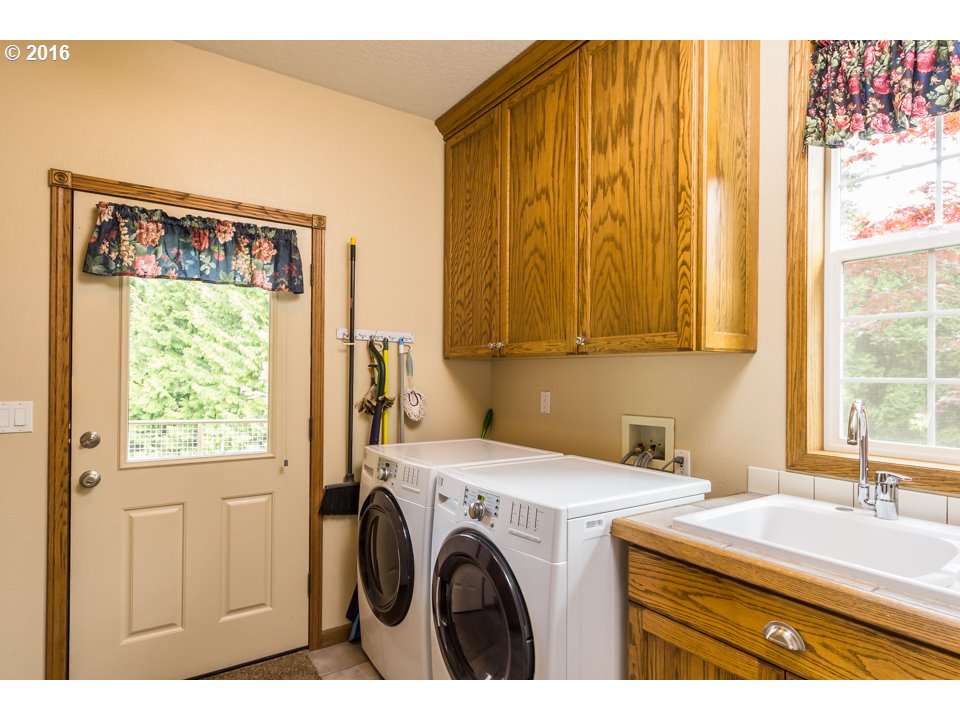 2686 Southeast Territorial Road Canby, OR 97013 - Photo 16 of 32 a utility room with dryer and washer