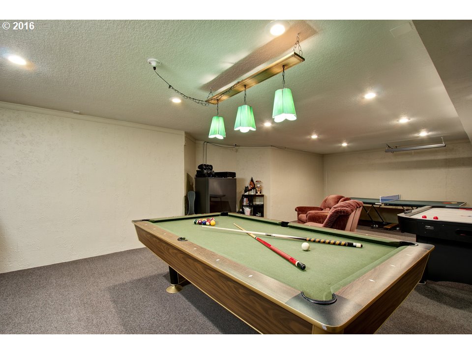 2686 Southeast Territorial Road Canby, OR 97013 - Photo 22 of 32 a living room with game table