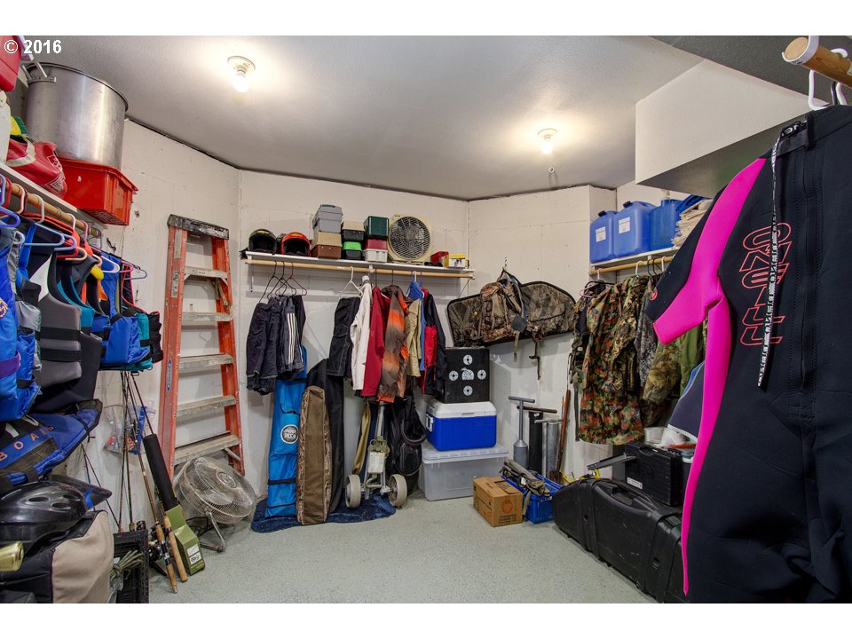 2686 Southeast Territorial Road Canby, OR 97013 - Photo 24 of 32 a view of walk in closet with clothes