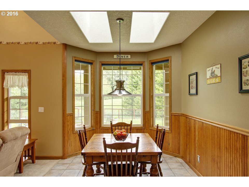 2686 Southeast Territorial Road Canby, OR 97013 - Photo 6 of 32 a dining room with furniture and window