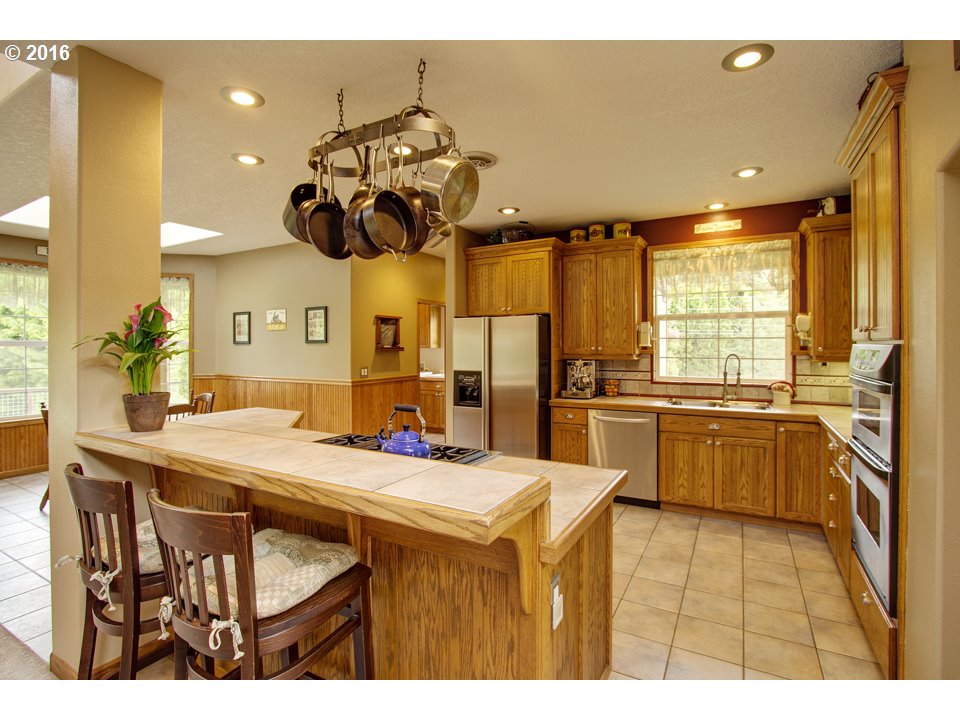 2686 Southeast Territorial Road Canby, OR 97013 - Photo 9 of 32 a kitchen with a table and chairs