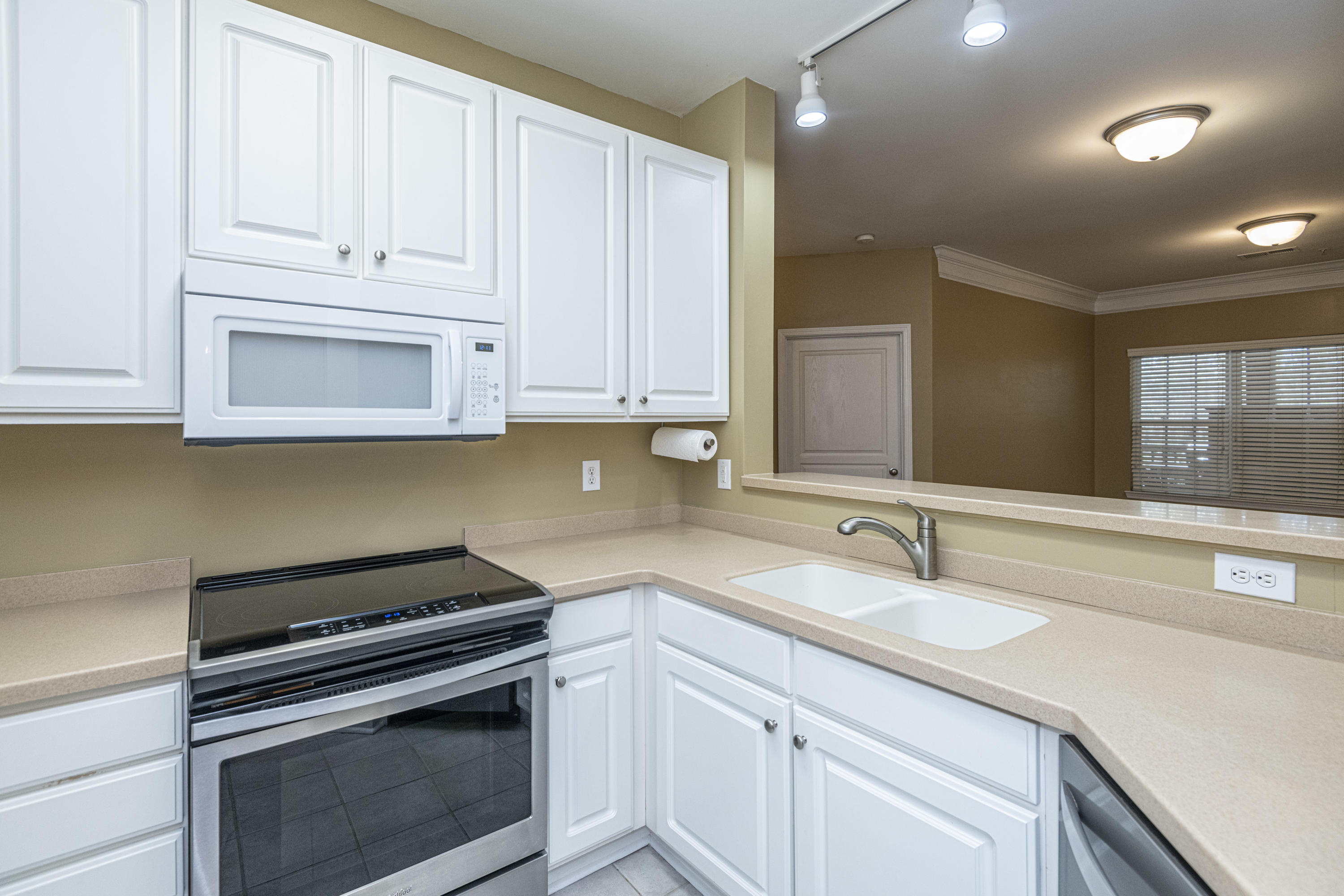 1802 Basildon Road Mount Pleasant, SC 29466 - Photo 3 of 44 Kitchen stove