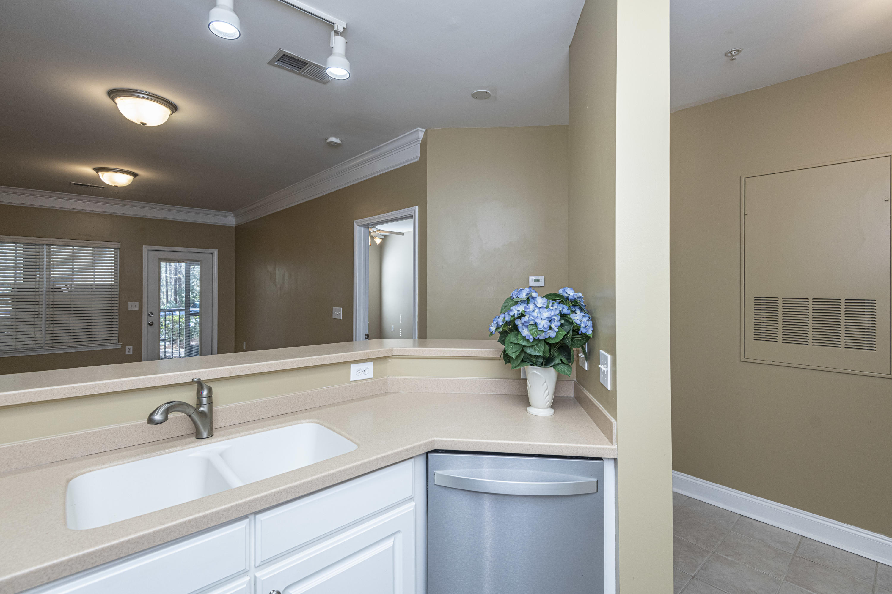 1802 Basildon Road Mount Pleasant, SC 29466 - Photo 5 of 44 Kitchen sink
