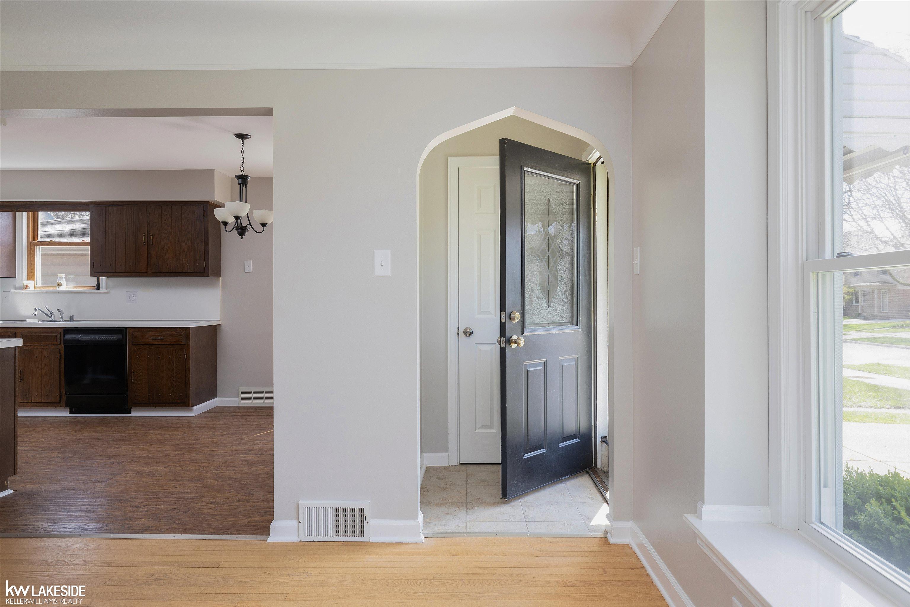 2174 Hawthorne Road Grosse Pointe, MI 48236 - Photo 6 of 43 50139434-273d91c2-a80b-417f-954d-910f0d4db94d.JPG