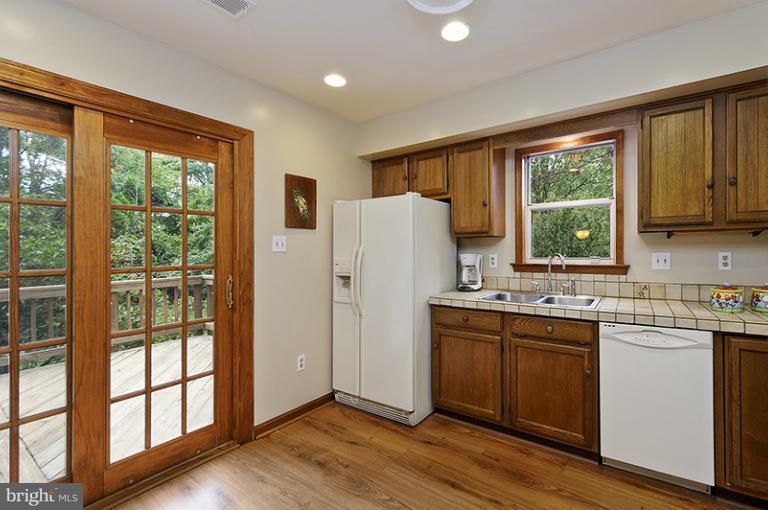 11051 Bishopsgate Court Reston, VA 20194 - Photo 13 of 22 Kitchen