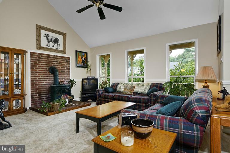 11051 Bishopsgate Court Reston, VA 20194 - Photo 10 of 22 Living Room