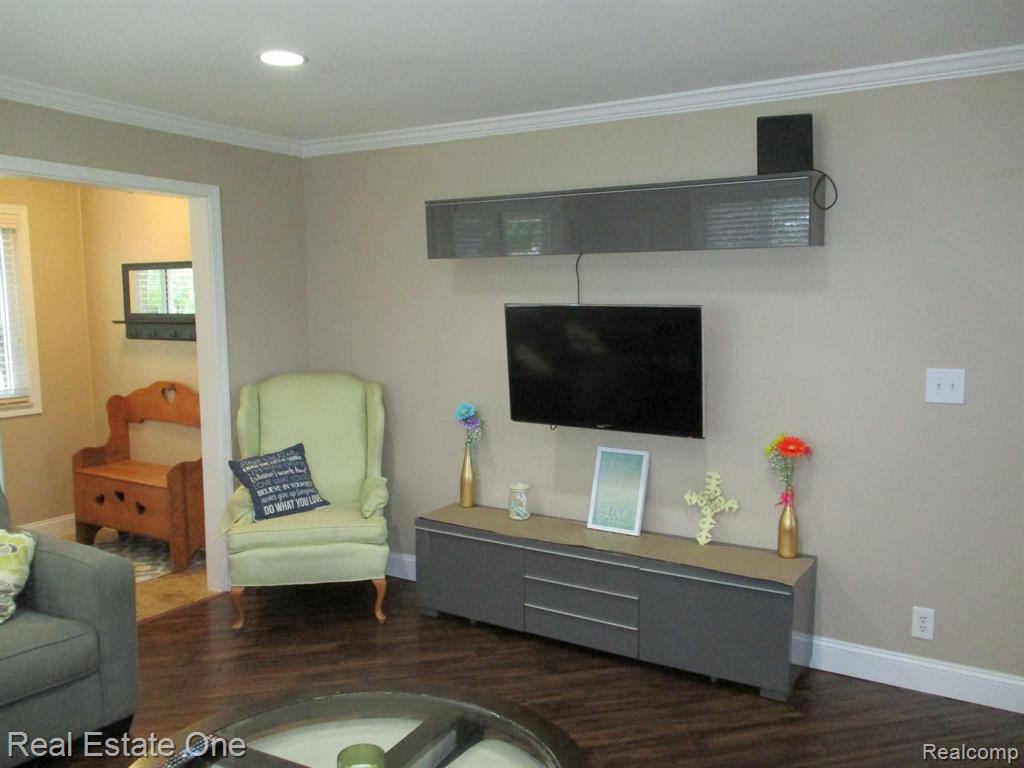 3195 Hessel Avenue Rochester Hills, MI 48307 - Photo 7 of 36