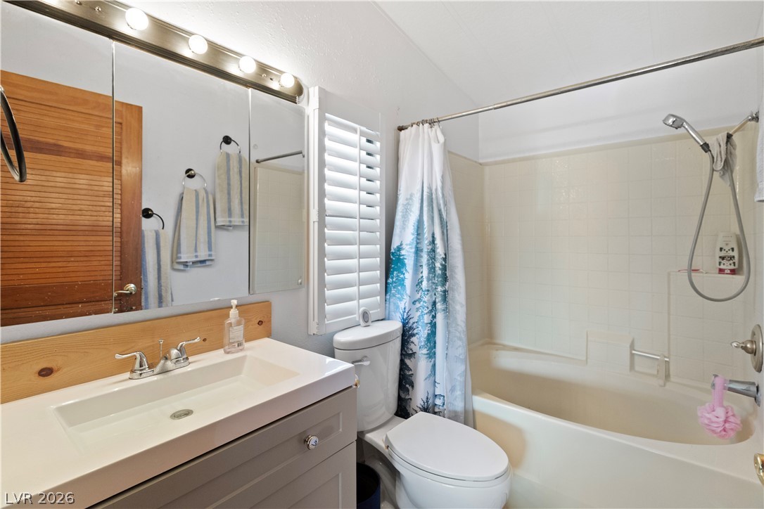 1655 Granada Street Laughlin, NV 89029 - Photo 29 of 76 Primary Ensuite Bathroom featuring vanity and shower / bath combo