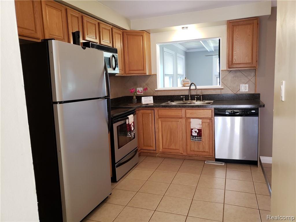 39948 Koppernick Road Canton, MI 48187 - Photo 9 of 38 20180929_140229.jpg