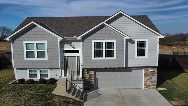 $379,000 | 1000 Northwest 4th Street, Oak Grove, MO 64075
