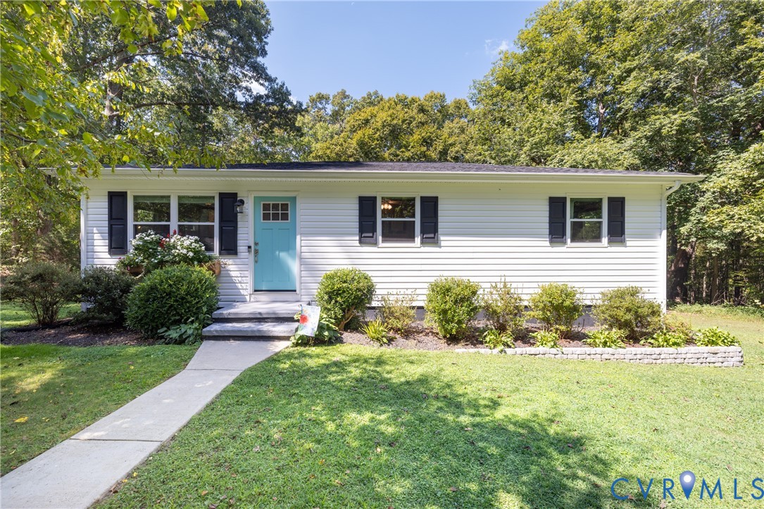 1722 Maidens Road Maidens, VA 23102 - Photo 2 of 21 Single story home featuring a front lawn