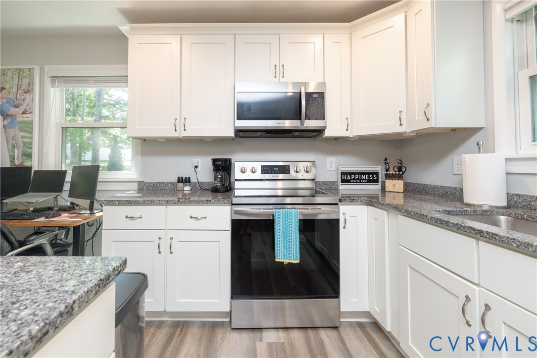 1722 Maidens Road Maidens, VA 23102 - Photo 8 of 21 Kitchen featuring stainless steel appliances, whit