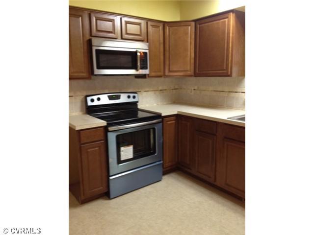 2000 Hickstead Road North Chesterfield, VA 23236 - Photo 8 of 18 Kitchen - All new kitchen, stainless appliances, tumbled stone backsplash.