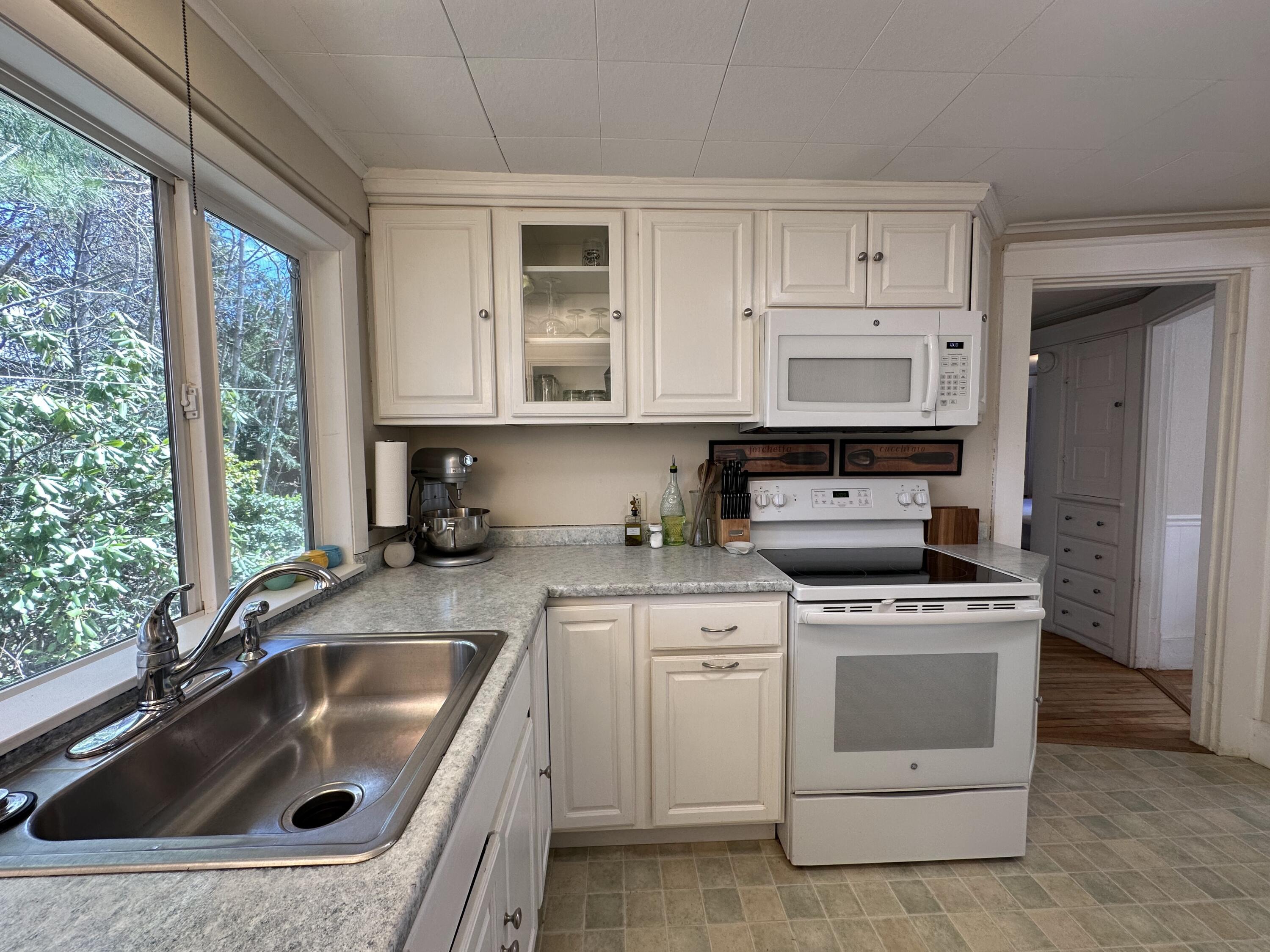 94 Western Promenade Auburn, ME 04210 - Photo 4 of 54 Kitchen