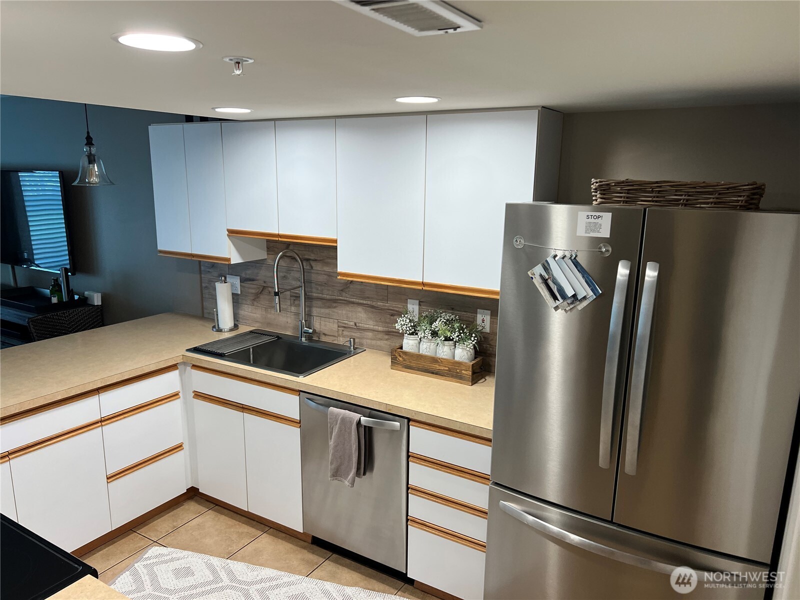 8997 Crescent Bar Road Northwest, Unit C118 Quincy, WA 98848 - Photo 12 of 33 a kitchen with stainless steel appliances a refrigerator sink and stove