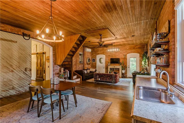 $995,000 | 18 Clearview Avenue, Parma, NY 14468