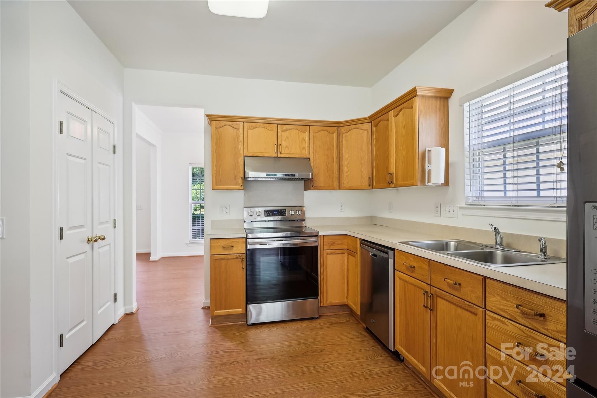 14336 Williams Glenn Road Charlotte, NC 28273 - Photo 14 of 39 a kitchen with stainless steel appliances granite countertop a sink stove and refrigerator