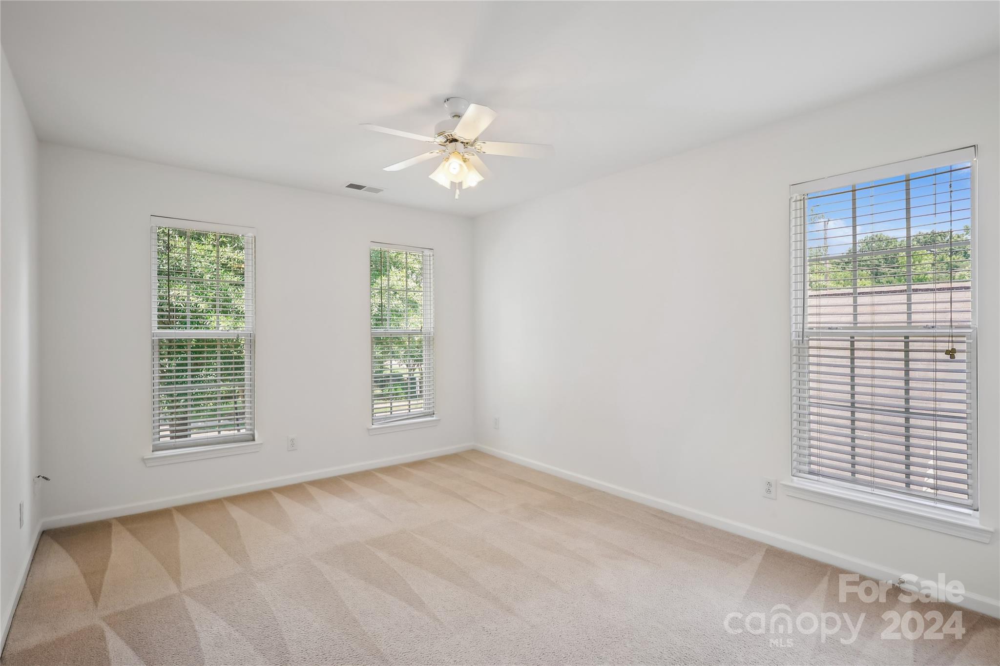 14336 Williams Glenn Road Charlotte, NC 28273 - Photo 25 of 39 an empty room with windows and closet