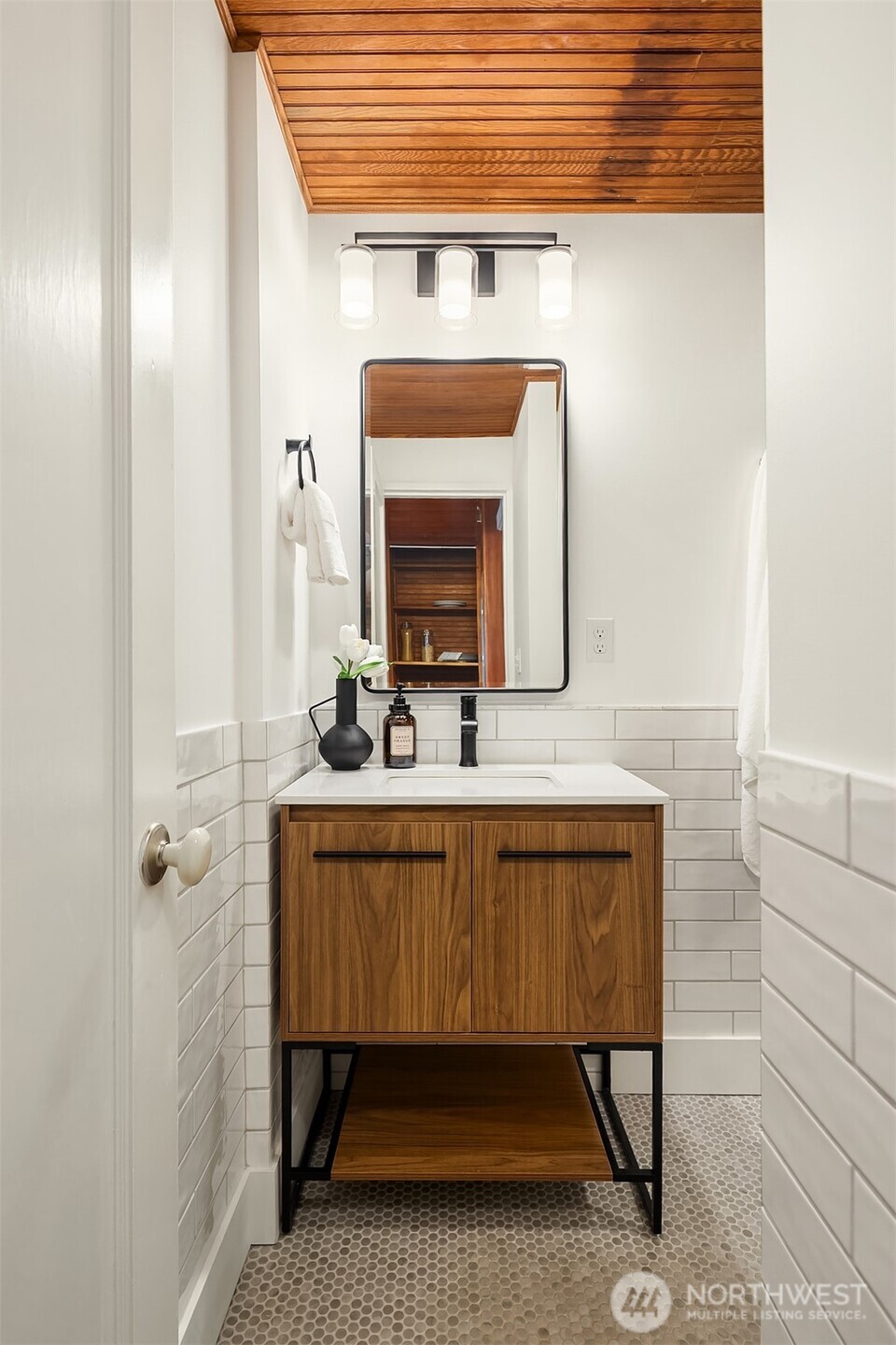 5519 18th Avenue South Seattle, WA 98108 - Photo 19 of 32 a bathroom with a sink a mirror and a bathtub