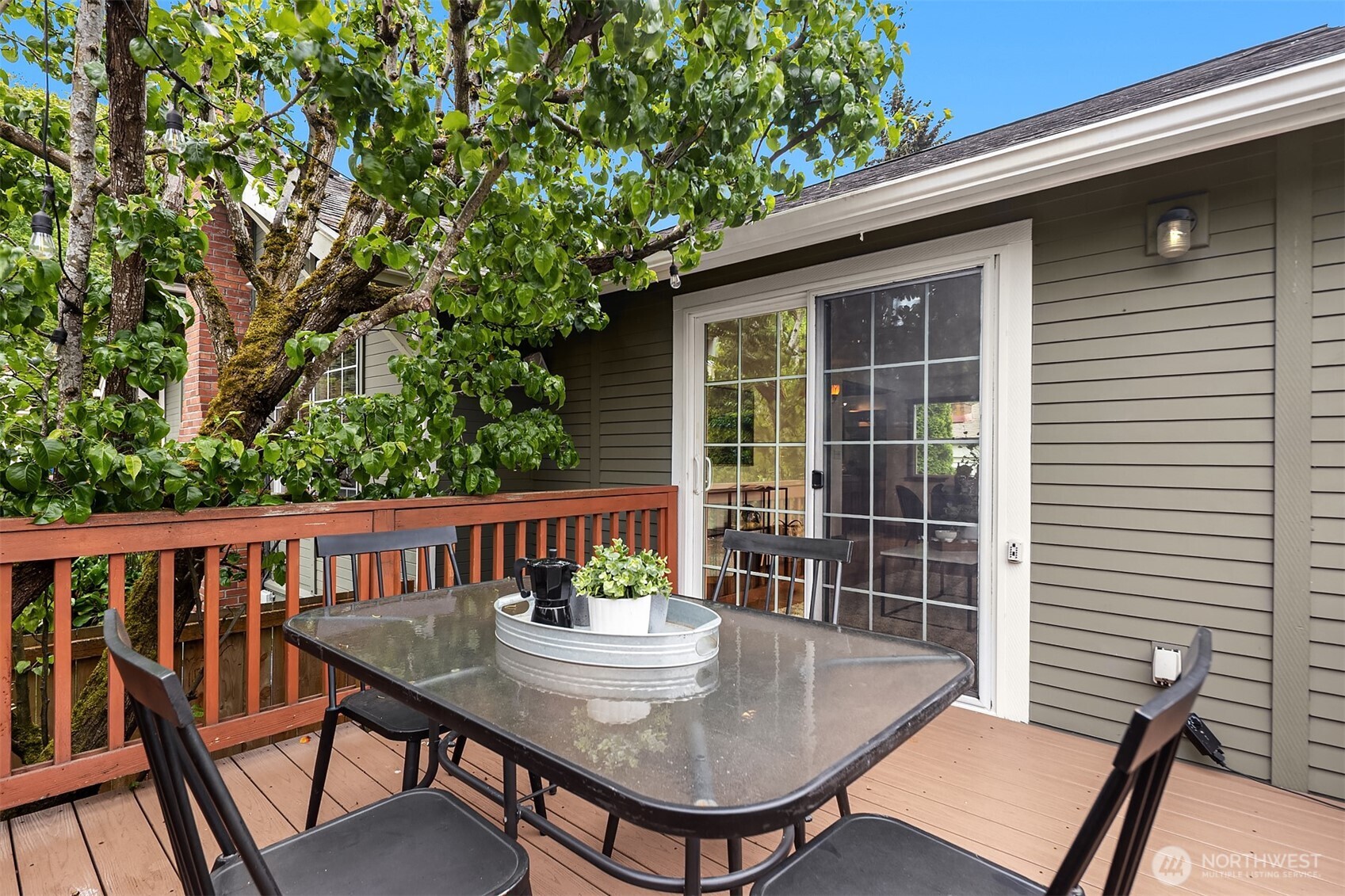 5519 18th Avenue South Seattle, WA 98108 - Photo 29 of 32 a balcony with table and chairs