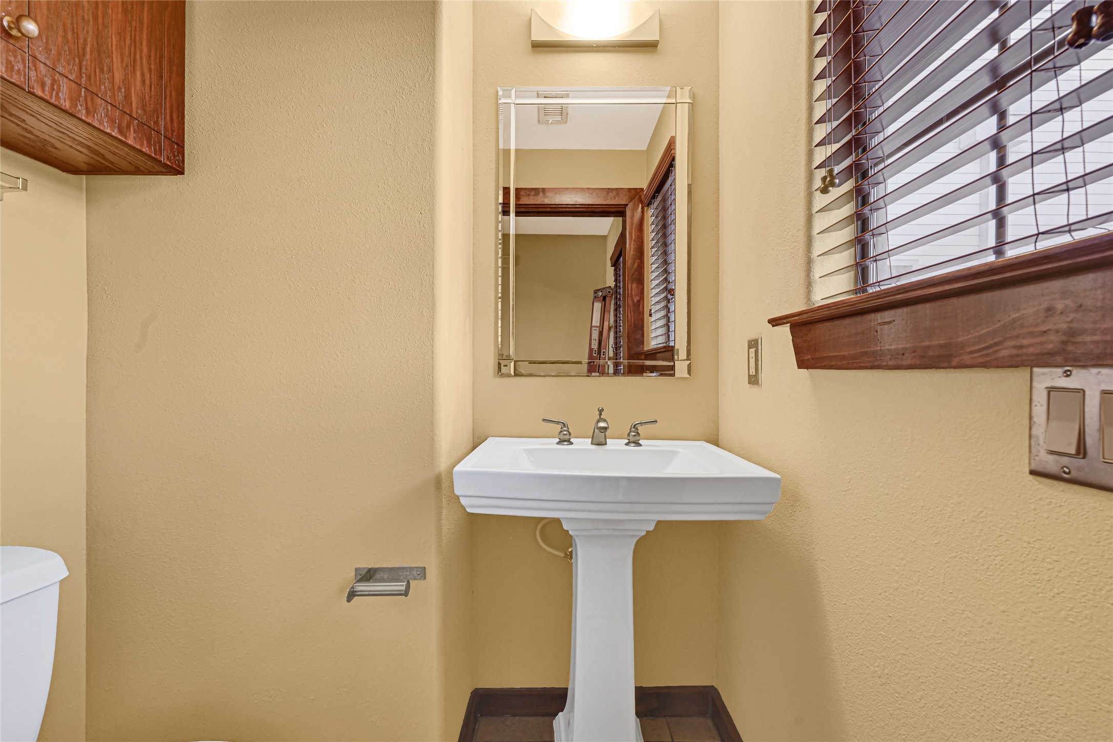 2900 Hamilton Street, Unit 25 Houston, TX 77004 - Photo 24 of 29 Half Bathroom