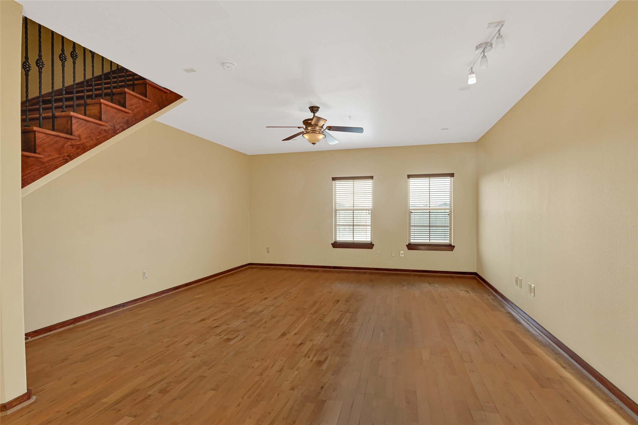 2900 Hamilton Street, Unit 25 Houston, TX 77004 - Photo 10 of 29 Living Room