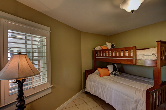 65 North Holokai Road Haiku, HI 96708 - Photo 13 of 23 a bedroom with a bed and a desk