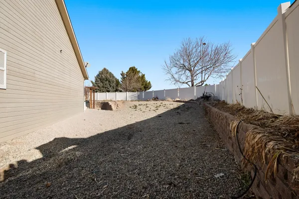 a view of a backyard