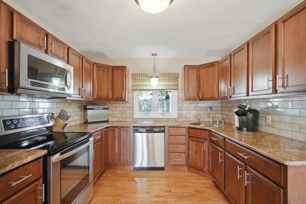 210 Winton Street Springfield, MA 01118 - Photo 4 of 42