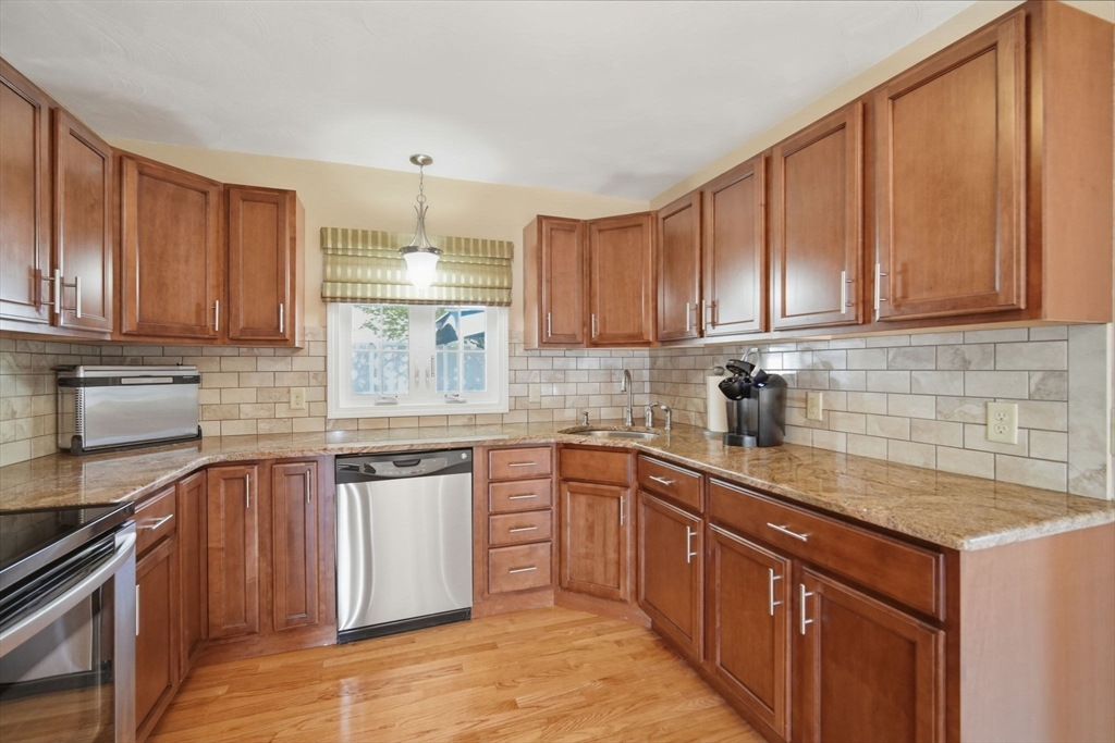 210 Winton Street Springfield, MA 01118 - Photo 5 of 42
