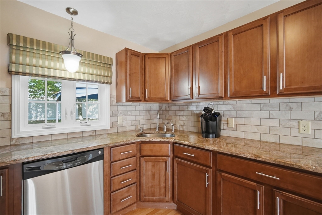 210 Winton Street Springfield, MA 01118 - Photo 6 of 42