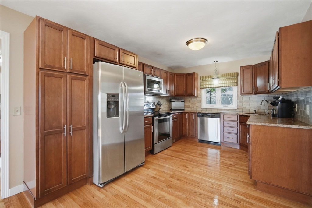 210 Winton Street Springfield, MA 01118 - Photo 8 of 42