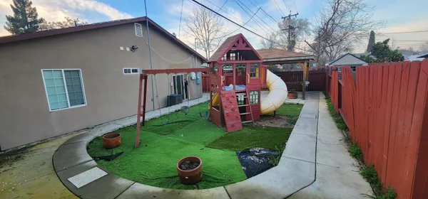 a view of a house with backyard