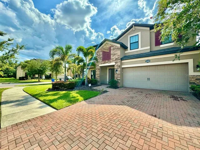 a view of a house with a yard