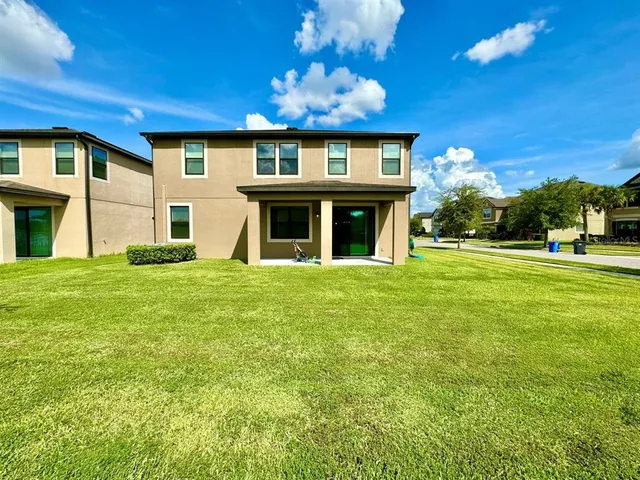 a view of a back yard