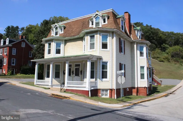 $825 | 127 Hanover Street, Glen Rock, PA 17327